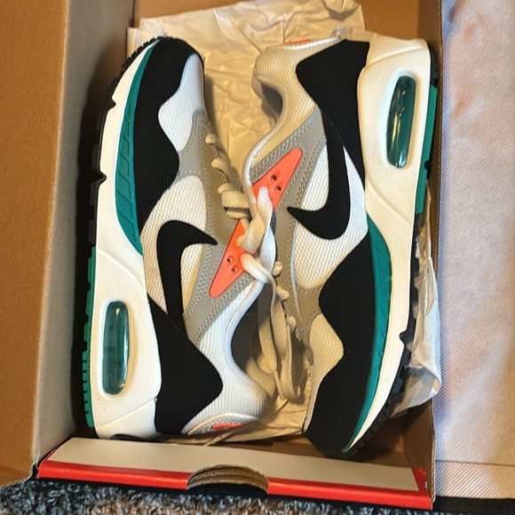 Size 6 wmns 4.5 men’s Air max correlate mango. Never been worn fresh out the box - Picture 6 of 7